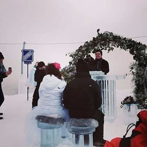 Casarse en la nieve. Esta pareja eligió la opción de casarse en la estación de esquí de Panticosa. Una ceremonia de boda civil a la que la novia llegó en trineo tirado por perros. https://youtu.be/7Vnja0LgLjY Www.maestrodeceremonias.es Tel 644 597 199Maestro oficiante de ceremonia de boda civil en toda España y en todos los idiomas#www.maestrodeceremonias.es #hotelayregrancolon #ceremoniasciviles #oficiantesdeceremonias #bodaeninglesaragón #ceremoniabilingüe #ceremoniasconencanto #oficiantesdeceremoniasmadrid#bodaspersonalizadas#bodaadomicilio #bodacivilmadrid #bodacivilpanticosa #ceremoniacivilaragón #casarseenlanieve #bodaenlanieve #bodaestacióndeski #bodablanca