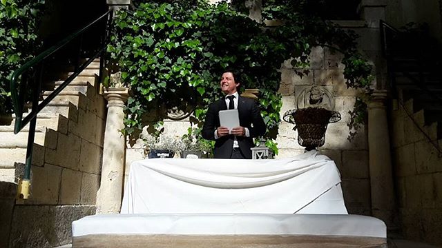 Maestro Oficiante de Ceremonias simbolicas de boda civil en el monasterio de Lupiana Guadalajara. Un marco incomparable lleno de historia para celebrar el matrimonio.