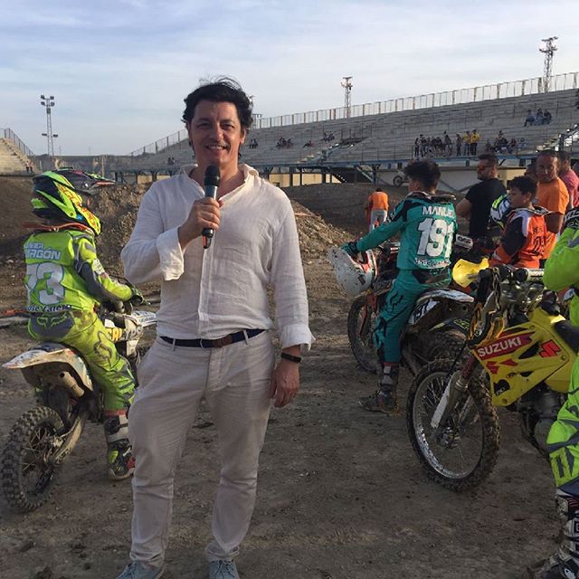 Hoy presentando en Almería el evento motero ON Route de Billy Goat Garage @billygoatgarage con exhibición de motocross, conciertos de Apaches y El Hombre Orquesta y Los Rollos DJs Fonsi Nieto y Oliver Narbona....#billygoatgarage