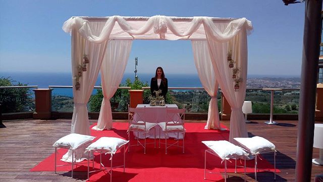 Preciosa ceremonia de celebración de boda civil con vistas al mar en el restaurante El Higuerón, Benalmádena, Málaga. Nuestra maestra de ceremonias bilingüe la llevó a cabo con elegancia y emotividad ajustándose a los requerimientos de los novios. Www.maestrodeceremonias.esTel 644 597 199 #bodasenelmar #bodacivilbilingüe #bodacivilmalaga #bodaenmalaga #casarseenunjardin #casarseenelmar #maestradeceremonias ##oastmasterspain #toastmastermalaga #masterofceremoniesmalaga #weddingbythesea #bodasfuegirola #bodasmarbella