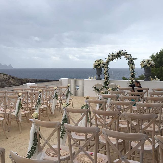 Celebramos como maestros de ceremonia una preciosa ceremonia de boda simbólica bilingüe español inglés en inigualable emplazamiento de @elixiribiza con la impresionante vista del mar Pitiusso como telón de fondo.